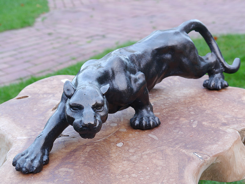 Eisen Figur eines sich anpirschenden Leoparden in Bronzeoptik
