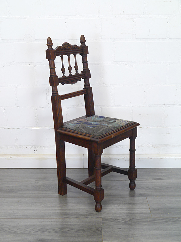 Kleiner antiker Stuhl